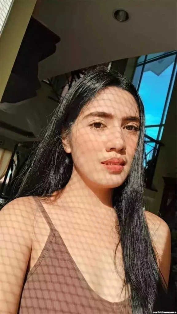 Mia, 24